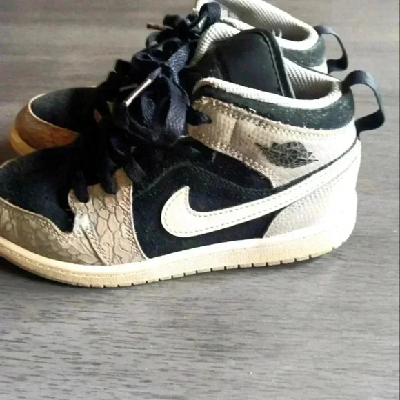 Youth Jordan 1 - Picture 1 of 5